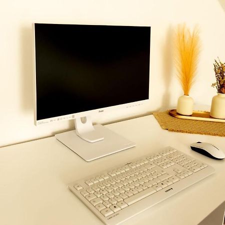 3,5-Zimmer Inkl Arbeitsplatz, Wlan & Free Netflix, Amazon-Free Parken Vollausgestattete Wohnung, 24H Check In هام المظهر الخارجي الصورة